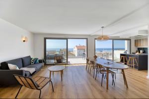 SOUTH-OF-FRANCE Magnifique T5 avec CLIM, terrasse 30 m2 vue sur mer et barbecue, parking, 40m de la plage