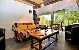 Appartements 1 Bedroom Awesome Apartment In Saint-privat-des-vieux : photos des chambres