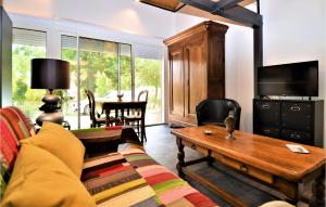 Appartements 1 Bedroom Awesome Apartment In Saint-privat-des-vieux : photos des chambres