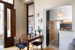 Deluxe Two-Bedroom Apartment with Duomo View