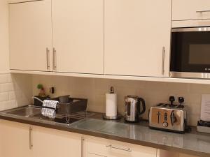 London Luxury Studio Flat 4 min to Ilford Station with FREE parking FREE WiFi