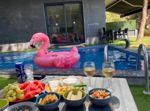 Özel havuz ve deniz manzaralı yeni villa