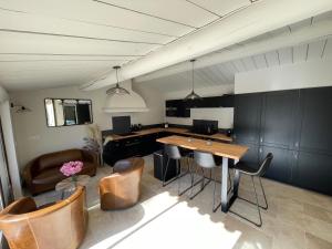 FUVOLEA, Maison de vacances à 15 min du centre dAix-en-Provence, piscine chauffée en saison - jardin - parking privé gratuit