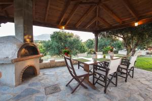 Villa Manoutsio - Traditional Cottage Among Olive Trees 500m from Sandy Beach