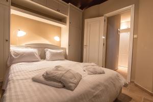 Villa Manoutsio - Traditional Cottage Among Olive Trees 500m from Sandy Beach