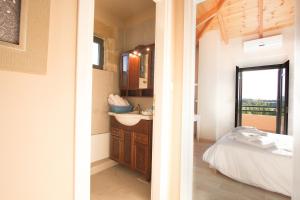 Villa Manoutsio - Traditional Cottage Among Olive Trees 500m from Sandy Beach