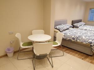 London Luxury 2 bed studio 4 mins from Ilford Stn - FREE parking, WiFi, garden access