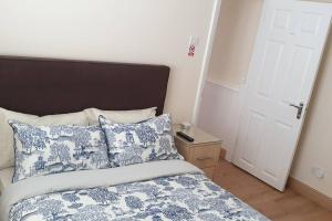London Luxury Apartment 3 Bed 1 minute walk from Redbridge Stn Free Parking