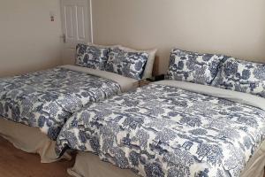 London Luxury Apartment 3 Bed 1 minute walk from Redbridge Stn Free Parking