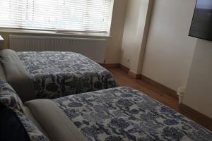 London Luxury Apartment 3 Bed 1 minute walk from Redbridge Stn Free Parking