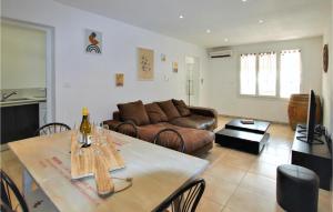 Appartements Stunning apartment in Orange with Outdoor swimming pool, 2 Bedrooms and WiFi : photos des chambres