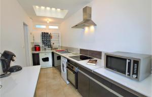 Appartements Amazing Apartment In Orange With Kitchen : photos des chambres