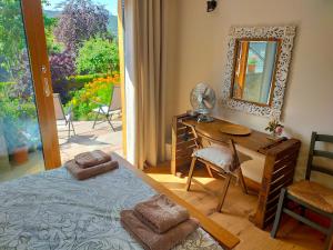 Braeside Cottage - Adorable 2 Bedroom Eco-Friendly Character Cottage