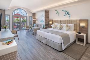 Garden View Junior Suite room in JA Palm Tree Court