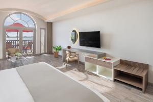 Sea View Junior Suite room in JA Palm Tree Court