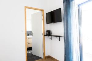 Chambre tropicale privée au coeur dun village calme et proche du vignoble