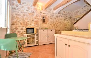 Maisons de vacances Amazing home in Goudargues with 2 Bedrooms : photos des chambres