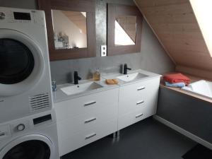 Appartements grand appartement prive neuf avec loggia : photos des chambres