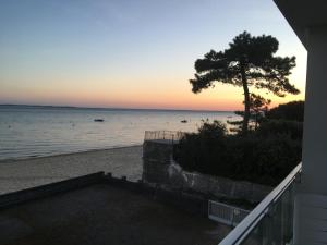 Appartement ARCACHON Perreire Premiere ligne les pieds dans l eau vue magnifique sur le bassin