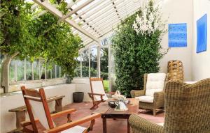 Maisons de vacances Gorgeous Home In St Germain Des Vaux : photos des chambres