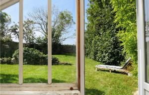 Maisons de vacances Gorgeous Home In St Germain Des Vaux : photos des chambres