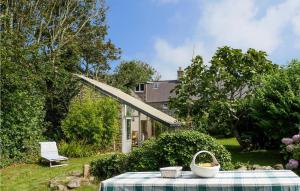 Maisons de vacances Gorgeous Home In St Germain Des Vaux : photos des chambres