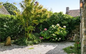 Maisons de vacances Gorgeous Home In St Germain Des Vaux : photos des chambres