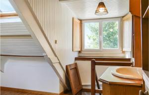 Maisons de vacances Gorgeous Home In St Germain Des Vaux : photos des chambres