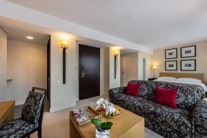 Junior Suite room in Jade Manotel