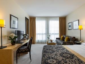 Executive Triple Room room in Jade Manotel
