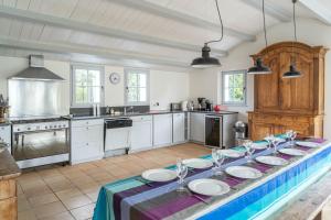 Les Joublanchas : Maison familiale mer et campagne pour 16