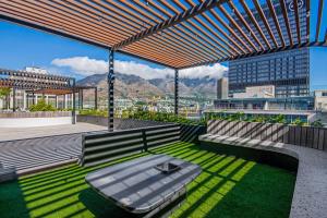 City Bowl Apartment with Rooftop Pool!