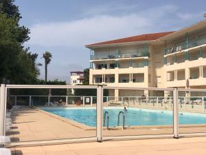 Appartements Studio au calme avec piscine, face golf, parking gratuit, tout a pied a 10mn centre ville : photos des chambres