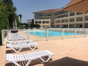 Appartements Studio au calme avec piscine, face golf, parking gratuit, tout a pied a 10mn centre ville : photos des chambres