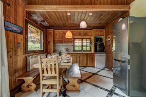 Chalets CHALET Trois Bois - Alpes Travel - LES HOUCHES - sleeps 8 : photos des chambres