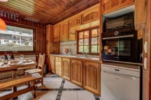 Chalets CHALET Trois Bois - Alpes Travel - LES HOUCHES - sleeps 8 : photos des chambres