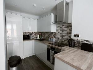 Superb 1Bed Flat in Fabulous West End - Pass the Keys