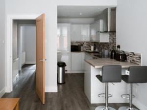 Superb 1Bed Flat in Fabulous West End - Pass the Keys