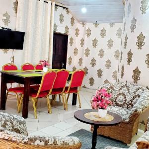 3 Bed Villa - Sleeps 6 - Pool - Garden - Parking