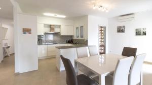 Modern 2 Bedroom Apartment 100 m From The Beach