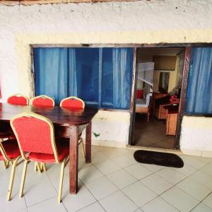 1 Bed Villa - Sleeps 2 - Pool - Smoking - Parking