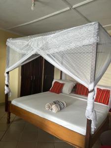 1 Bed Villa - Sleeps 2 - Pool - Smoking - Parking