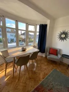 Entire 2 bed property, 1 road back from the sea - Goring by Sea