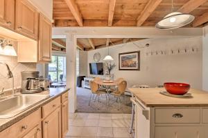 Ski Shuttle and Pool Modern Silverthorne Condo!
