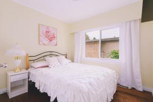 LOVELY 3 bedroom PORT MOODY spacious home 6 people free parking