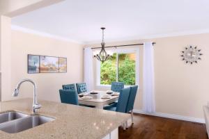 LOVELY 3 bedroom PORT MOODY spacious home 6 people free parking