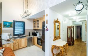 Awesome Apartment In Stara Mokosica With Jacuzzi, 2 Bedrooms And Wifi