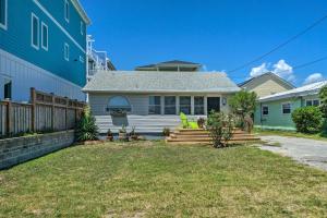 Bright Carolina Beach Cottage with Yard and Grill