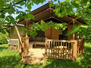 Tentes de luxe Charmant lodge au coeur de la nature : photos des chambres