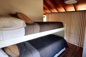 Cabaña con sonido y vista de arroyo